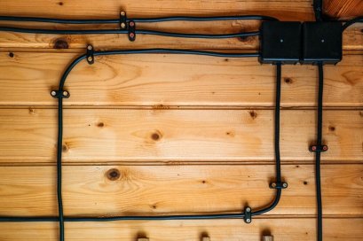 การเดินสายไฟลอยแบบติดกิ๊บ