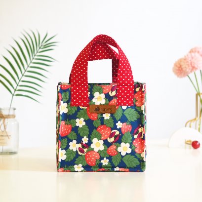 มาการอง ลายสตรอแดงใบไม้เขียว