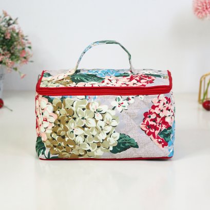 เครื่องสำอางหมอจัมโบ้ ลายดอกไฮเดรนเยียพื้นครีม