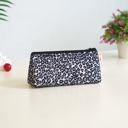 กระเป๋าเครื่องสำอางสามเหลี่ยม ลายเสือชีต้าห์