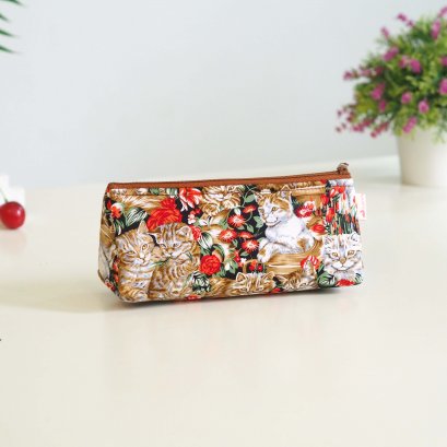กระเป๋าเครื่องสำอางสามเหลี่ยม ลายแมวดอกแดง