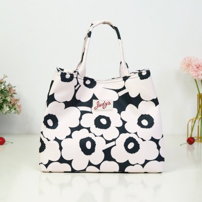 Milli จีบกลาง ผ้ากันน้ำ ดอกใหญ่ครีมพื้นดำ