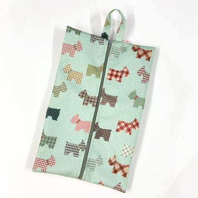 กระเป๋ารองเท้า น้องหมาพื้นเขียว