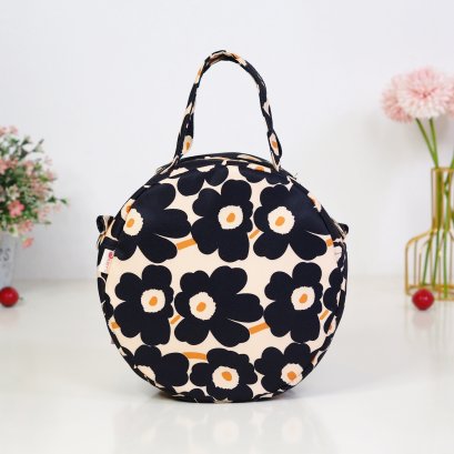 กระเป๋าวงกลม ผ้ากันน้ำลาย ดอกดำพื้นครีม