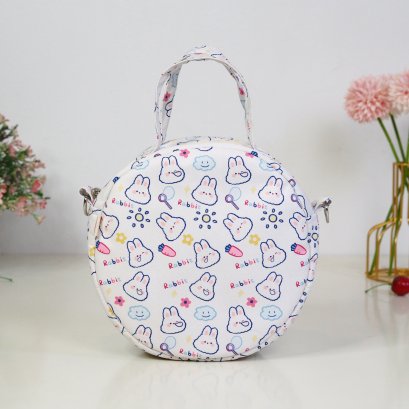 กระเป๋าวงกลม ผ้ากันน้ำลาย กระต่ายแครอทพื้นครีม