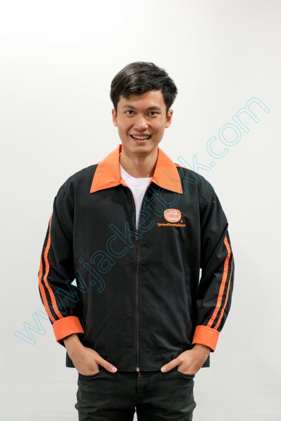 ตัวอย่างผลงานเสื้อแจ็คเก็ต แบบสั่งตัด ผ้าไมโคร สีดำ ตัดต่อ สีส้ม แบบที่ 1