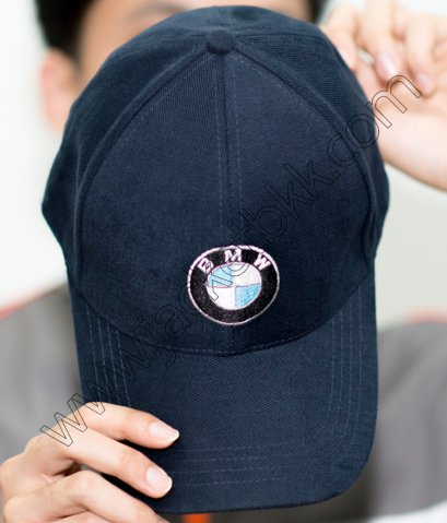 หมวกแก๊ปสีดำพร้อมปักโลโก้ BMW