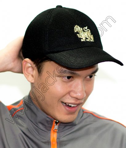 หมวกแก๊ปสีดำพร้อมปักโลโก้ ตรา สิงห์