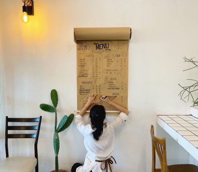 เปลี่ยนเมนูให้เป็นงานศิลปะใน 3 นาที! ด้วยกระดาษคราฟท์ติดผนัง Paper roll holer (พร้อมวิธีติดตั้งง่ายกว่าที่คิด)