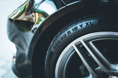 ตัวเลขและสัญลักษณ์บนแก้มยาง