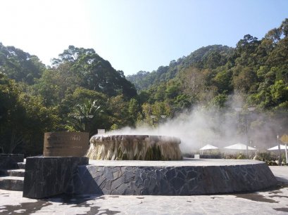 บ่อน้ำร้อนและสวนสาธารณะรักษะวาริน