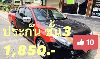 รถกระบะสีเเดงดำ จอดรอทำประกันภัย