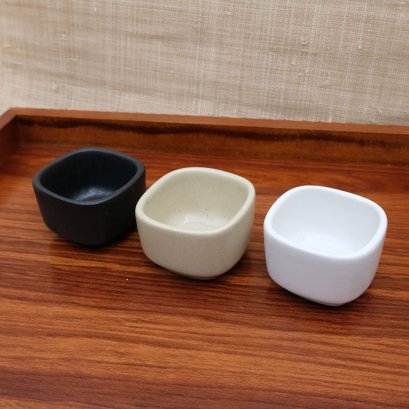 ถ้วยและจานใส่ซอส