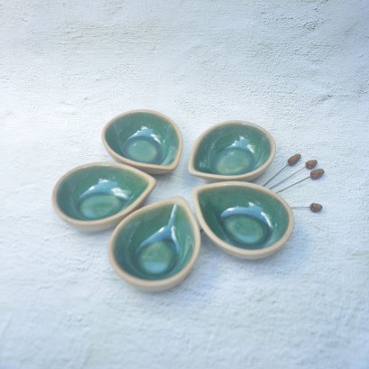 ถ้วยและจานใส่ซอส