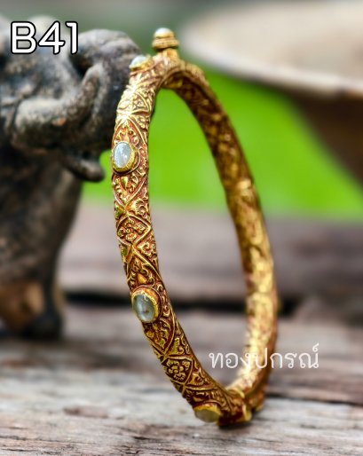 กำไลทองคำโบราณล้อมพลอยไพฑูรย์ทรงหลังเบี้ย 