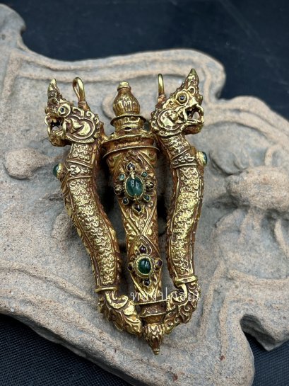 จี้ตะกรุด ด้านนอกเป็น &quot;พญานาคคู่&quot; ที่สลักดุนลายอย่างประณีต