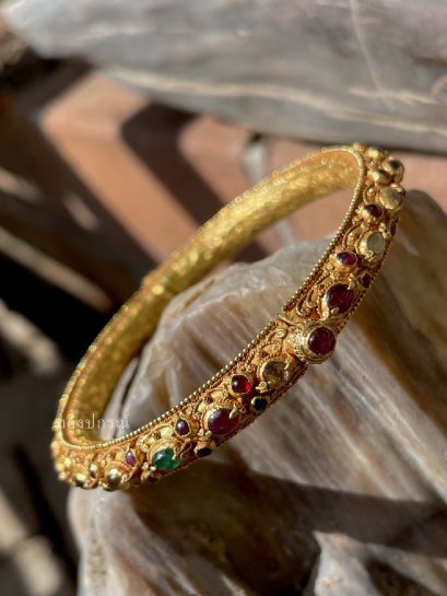 "กำไลนพเก้า" ขนาด 54 ศิลปะของศรัทธาที่สวมใส่ได้