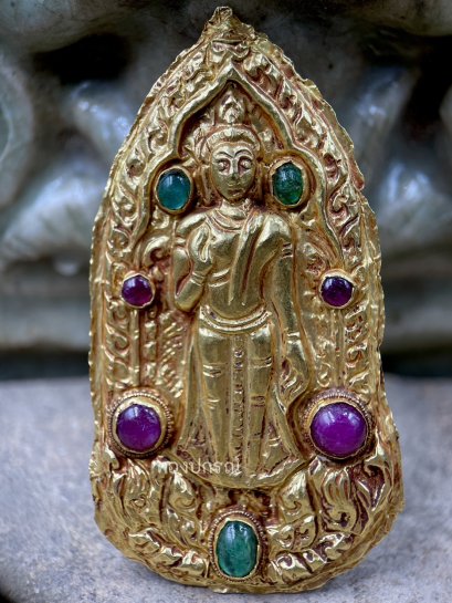แผ่นทองคำดุนรูปพระพุทธรูปปางประทานพร