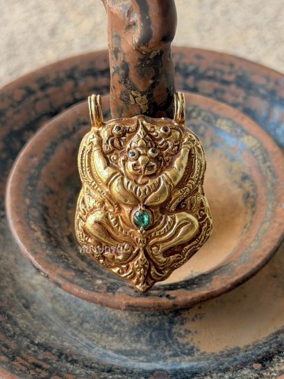 จี้เสมาครุฑยุดนาค สง่างามแห่งสัญลักษณ์อำนาจ