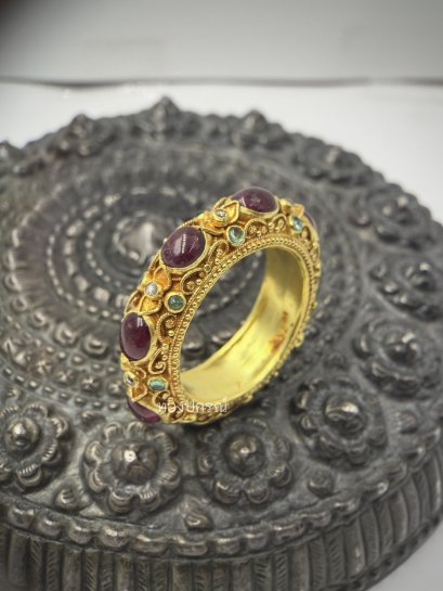 แหวนพิรอดทับทิมคั่นมรกตและเพชร รอคอยวาสนามาบรรจบ