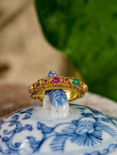 แหวนทองคำโบราณพิรอดนพเก้า ล้อมลายเครือเถา ขนาด 57