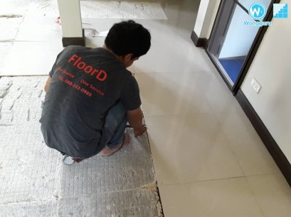 ปูพื้น "กระเบื้องยางลายไม้ รุ่นคลิ๊กล็อค" บนพื้นปูนปรับระดับ แทนพื้นกระเบื้องแกรนิตโต้ที่หลุดร่อน