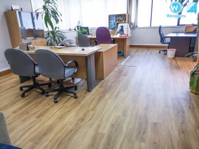 ปูกระเบื้องยางลายไม้ ปูกาวแทนกระเบื้องยางรุ่นเก่า ไม่รื้อบัวเดิมงาน Italian Thai Development