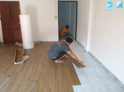 กระเบื้องยางคลิ๊กล็อก งานพื้นไม่ได้ระดับ กระเบื้องเดิมกับไม้พื้นเฌอร่า พื้นตรงกลางห้องนูน แนะนำเทคนิคการปูแบบพิเศษ