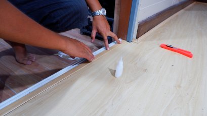 ปูกระเบื้องยางลายไม้คลิ๊กล็อกทับกระเบื้องเซรามิก ไม่รื้อบัวเดิม แต่งด้วยตัวจบ