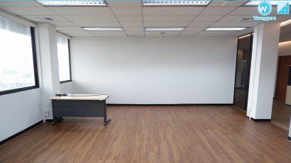 ปูกระเบื้องยางคลิ๊กล็อกทับกระเบื้องยางเก่า โดยไม่รื้อบัวเดิมงานอาคารสำนักงาน CPAC by SCG