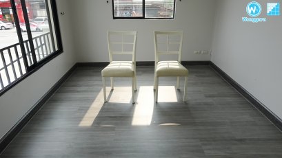 ปูพื้นกระเบื้องยางแบบแข็ง SPC ทดแทนพื้นไม้ลามิเนตที่ปลวกกิน พร้อมปรับพื้น