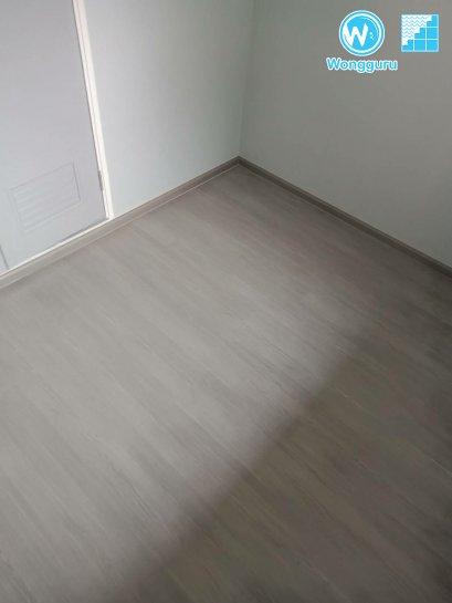 ปูพื้นไม้ลามิเนตทับวีว่าบอร์ด พร้อมเก็บรอยต่อระหว่างพื้นไม้ลามิเนตเก่าและส่วนต่อเติม