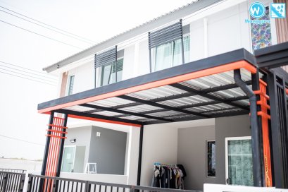 หลังคาเมทัลชีทกับงานหลังคาโรงรถสไตล์โมเดิร์น เสาระแนงสีส้มสุด chic