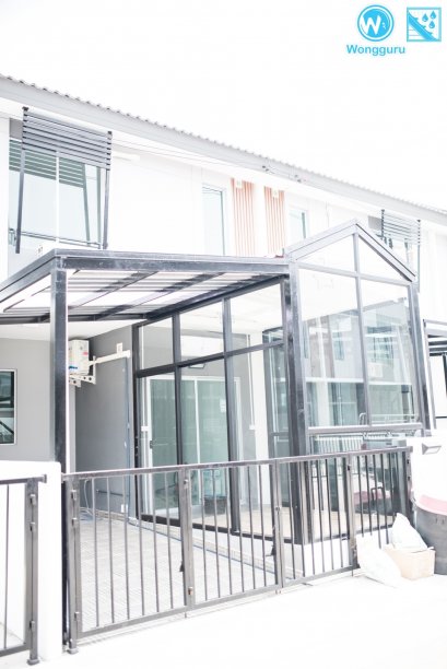 หลังคาเมทัลชีท สไตล์ห้องกระจก (Glass house) ซ่อนรางน้ำฝนไวนิล กับงานหลังคาโรงรถและกันสาดสไตล์โมเดิร์น