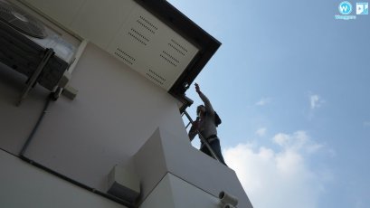 รางน้ำฝนไวนิลพร้อมตะแกรงกันใบไม้ งานติดตั้งรางน้ำไวนิลบ้านสองชั้น