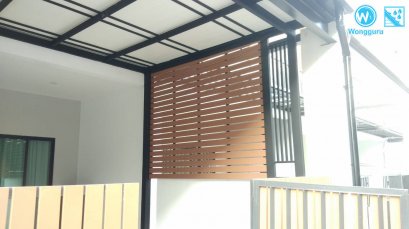 แผ่นไวนิลซ่อนรางน้ำ งานหลังคาโรงรถ พร้อมระแนงบังตา และตกแต่งรั้ว