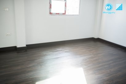 การติดตั้งพื้นกระเบื้องยางลายไม้ระบบปูกาวสำหรับงานบ้านใหม่ ต้องเตรียมพื้นแบบไหน