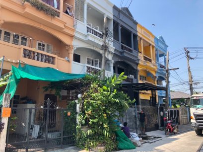 การติดตั้งพื้นไม้ลามิเนตแทนพื้นไม้เดิม อาคารพาณิชย์ 3 ชั้น