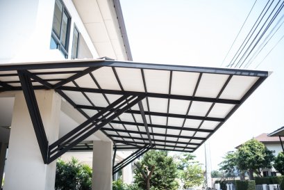 5 ประเภทหลังคาที่แนะนำสำหรับหลังคาโรงรถและกันสาด