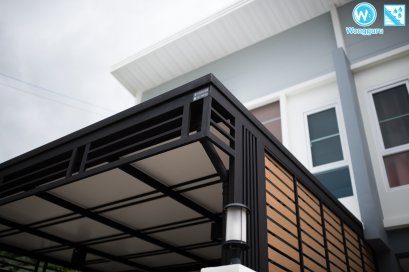 หลังคาไวนิลซ่อนรางน้ำฝนไวนิล พร้อมระแนงไม้บังตา กับงานหลังคาโรงรถสไตล์โมเดิร์น