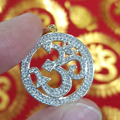 จี้โอม ฝังเพชรCZ ทรงกลม  งานเกาหลี งานละเอียด งานสวย ขนาดเทียบเท่าเหรียญห้าบาท ส่งฟรี เก็บปลายทางไม่บวกเพิ่ม