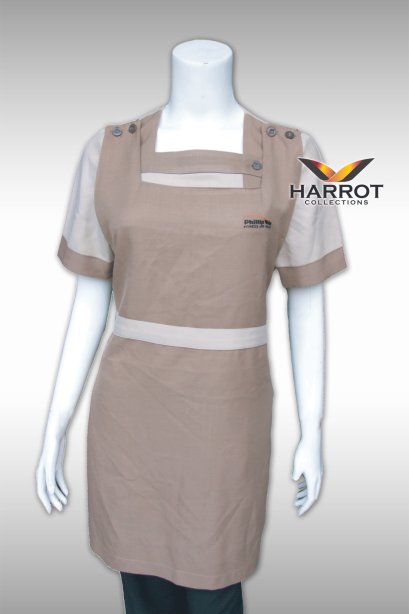 เสื้อแม่บ้าน สีครีม แต่งคอเหลี่ยม และผ้ากันเปื้อนเข้าชุดสีน้ำตาลอ่อน