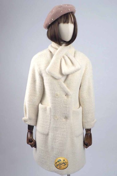 เช่าเสื้อโค้ทผู้หญิง รุ่น   Faux Fur Fluffy Valspar Cream Coat white Scarf  905GCF2033FACRS1