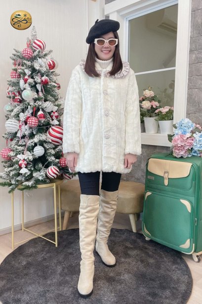 เช่าเสื้อโค้ทผู้หญิง  รุ่น Cottage White  Fur Coat	2103GCF1005FACR1