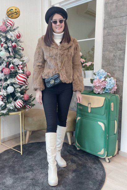 เช่าเสื้อโค้ทผู้หญิง  รุ่น Bristol Beige Fur Coat	2103GCF1037FABR1