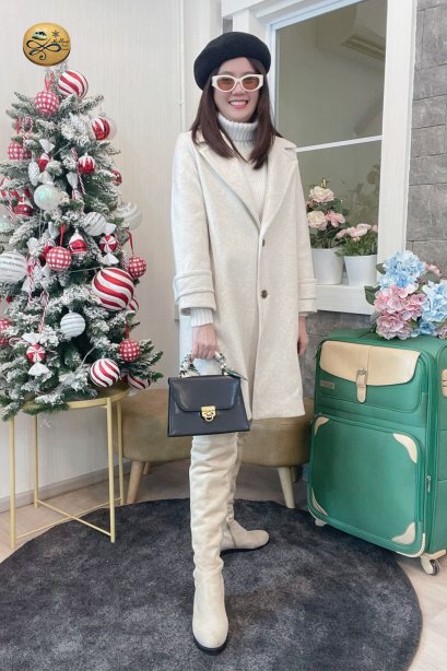 เช่าเสื้อโค้ทผู้หญิง  รุ่น  Chantilly Lace Double Breasted Coat	2209GCL1995FACR1