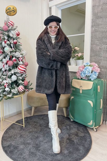 เช่าเสื้อโค้ทผู้หญิง  รุ่น Mantilla Comb Faux Fur Coat	2103GCF992FABR1