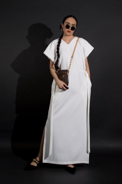 OFF WHITE SOFT STRUCTURED SHOULDER MAXI DRESS   - มินิมอลแม็กซี่เดรสีออฟไวท์ โครงสร้างไหล่สองชั้นแบบ double layered