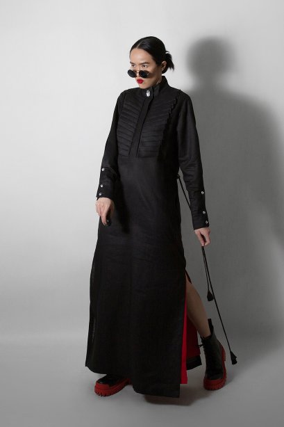 BLACK LINEN with CRYSTAL BUTTONS  MAXI DRESS - ชุดแม็กซี่เดรสลินิน สีดำ ตกแต่งกระดุมคริสตัล งานดีไซน์พรีเมียม