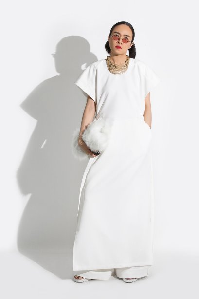 OFF WHITE SOFT STRUCTURED SHOULDER MAXI DRESS   - มินิมอลแม็กซี่เดรสีออฟไวท์ โครงสร้างไหล่สองชั้นแบบ double layered